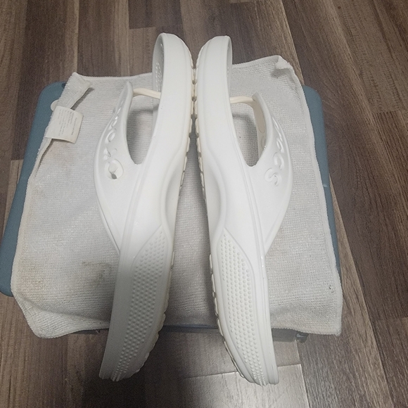 CROCS #8 White Flip Flops - Picture 3 of 7